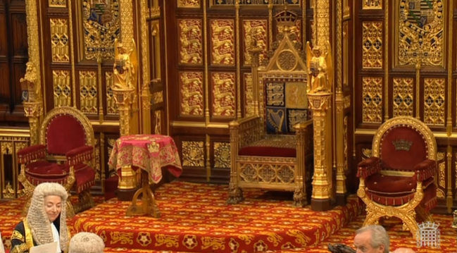 politicaltrims's tweet photo. A barbers chair looks more comfy! #trimtuesday #StateOpeningofParliament https://t.co/auv7W2FH8E