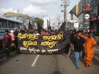 CwiSocialist's tweet image. Sri Lanka in flames -READ MORE - is.gd/R6Qeue