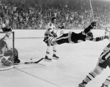 52 years ago today ON THIS DAY in hockey history (May 10, 1970):

Bobby Orr took flight...

<a href="/NHLBruins/">x - Boston Bruins</a> #VintageHockey #NHL