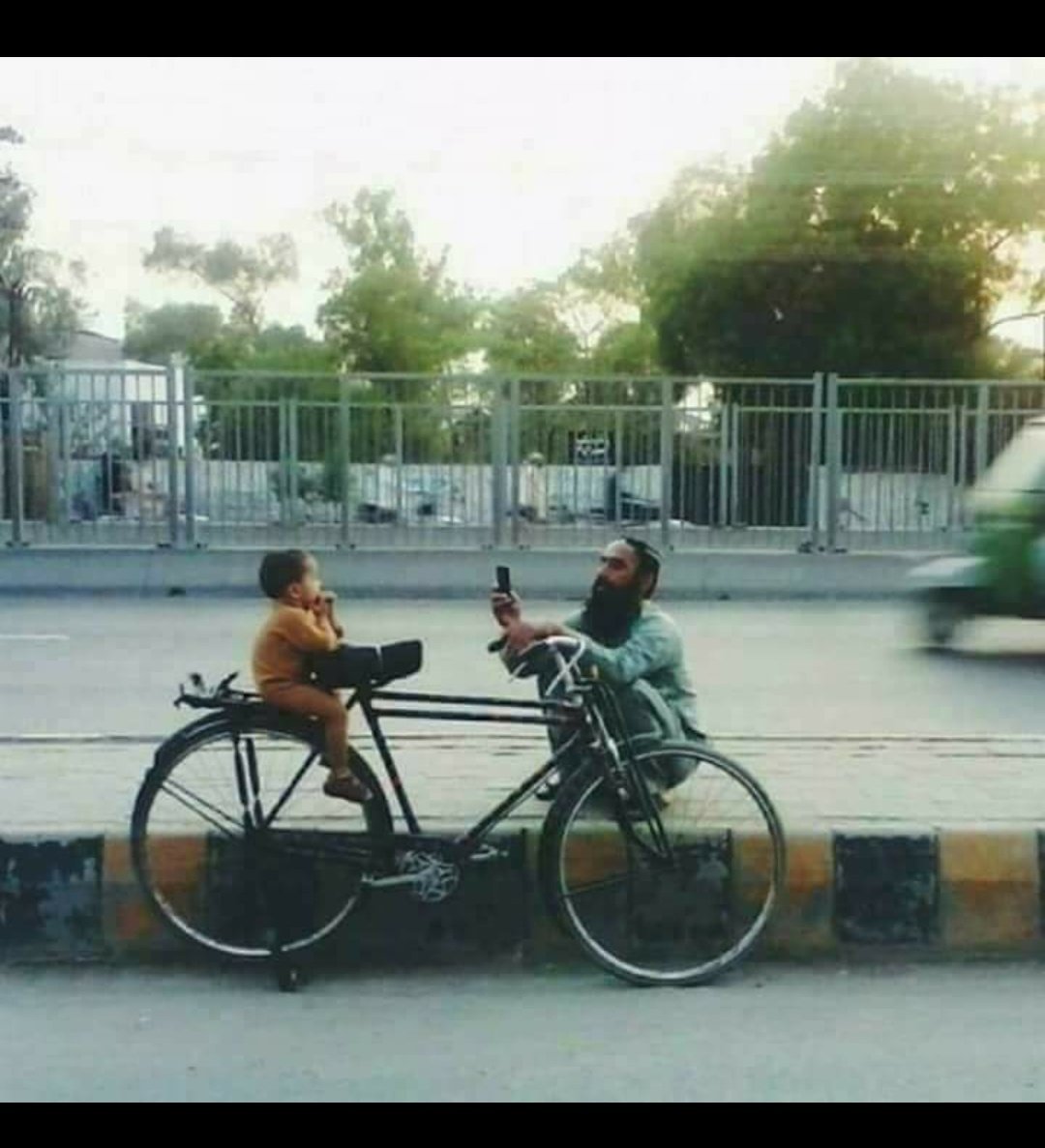 SikanderKhanKa2's tweet photo. فیس بک دیکھتے ہوئے اچانک سامنے یہ تصویر آ گئی تو ہاتھ رک گیا اور نظریں جم گئیں 
کم از کم میرے پاس اس تصویر کو عنوان دینے کیلئے لفظ نہیں
ہاں البتہ ٹپکتے آنسو ہیں جو سینہ چیر رہے ہیں _
اس تصویر کی خوبصورتی کا اندازہ صرف اہلِ محبت ہی کر سکتے ہیں😥🙏🏻 😍 https://t.co/KXVkxsKJ7W