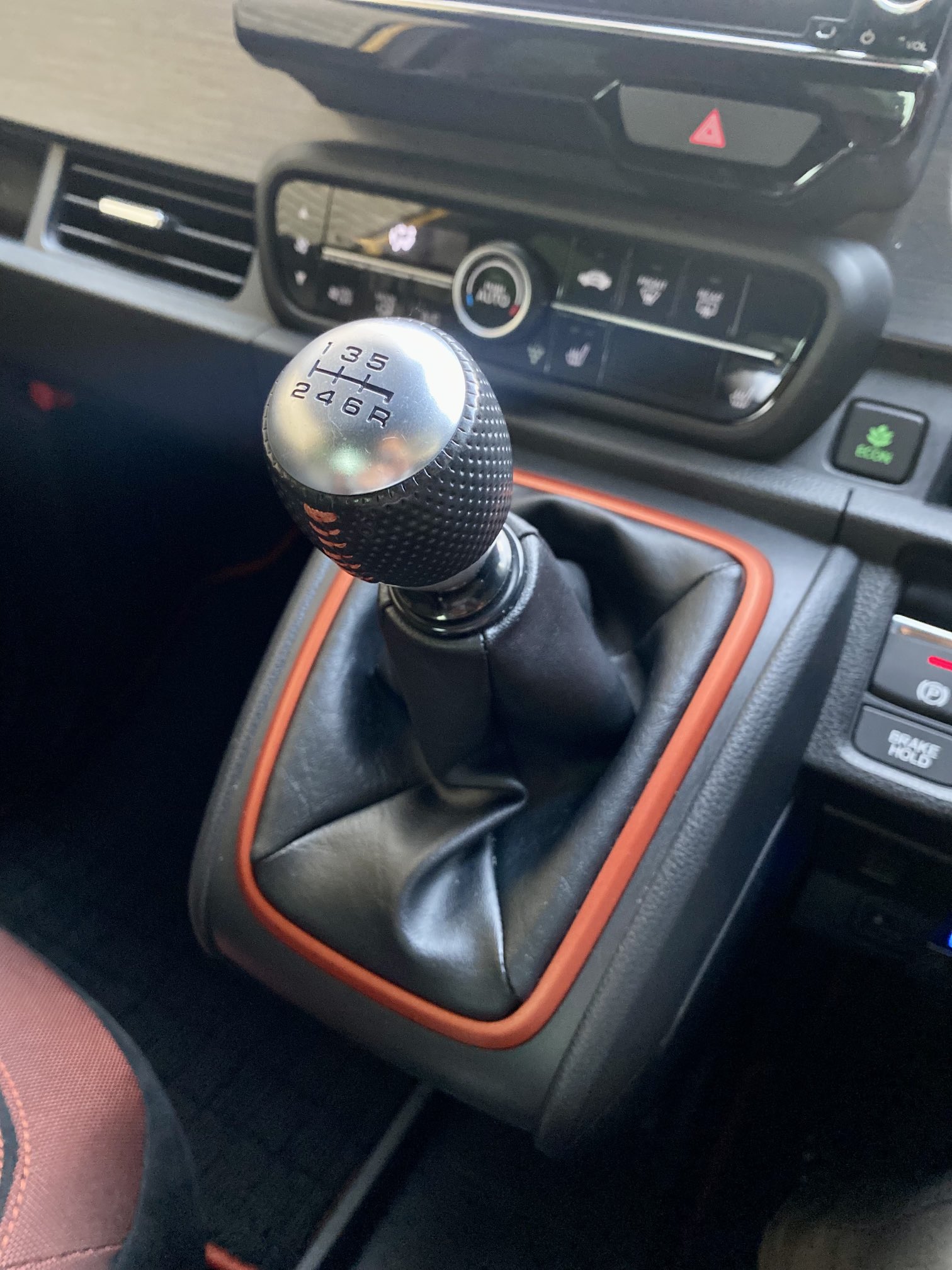 Motorfan モーターファン やっぱりマニュアルトランスミッションは楽しい ちょっとシフトレバーの生え方がユニークなこのクルマ なんだかわかります Ss Mt T Co Moicktqzxg Twitter