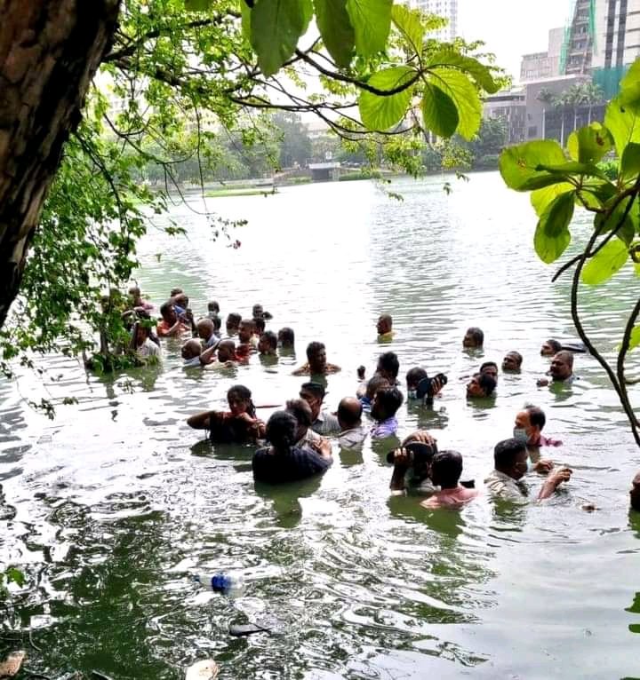 MSandaruJay's tweet photo. Why were they traitors to their own class? Shits

#SriLankaprotest #SriLankaEconomicCrisis https://t.co/Rsdz40MfRN
