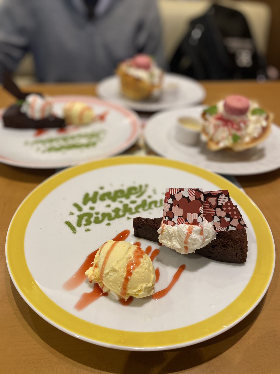 kyusen0730's tweet photo. ハプニングで気分が荒れ気味なので
🍰食べにきたw 1人2皿!!
母の日さく咲くグレープブーケ💐
バースデーデザートプレゼント🎂
明日からブロックチェーンEXPO
#edovers 見てみたい🔥
#NFT #メタバース #江戸バース
#シンワワイズ https://t.co/JPv5kRwPa4