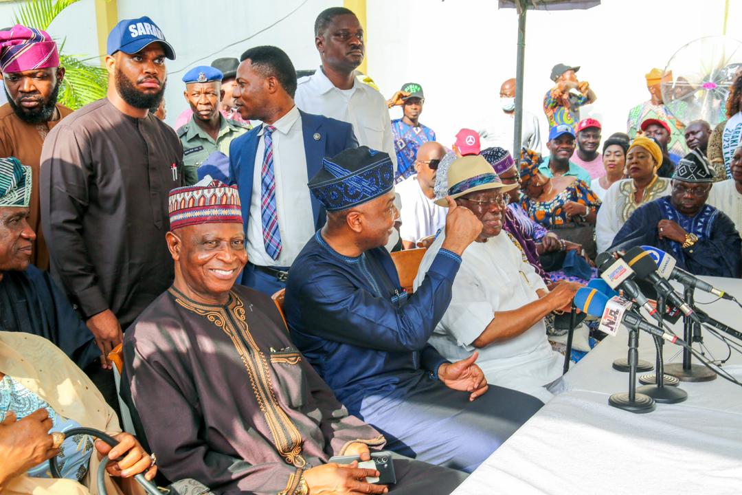 SarakiteU's tweet image. Yesterday H.E Abubakar @bukolasaraki met with Lagos state PDP delegates and stakeholders, he told them his plans on how to @FixNigeria_2023 and bring #RealSolution to our Nation.

#ABS2023