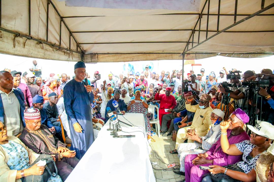 SarakiteU's tweet image. Yesterday H.E Abubakar @bukolasaraki met with Lagos state PDP delegates and stakeholders, he told them his plans on how to @FixNigeria_2023 and bring #RealSolution to our Nation.

#ABS2023