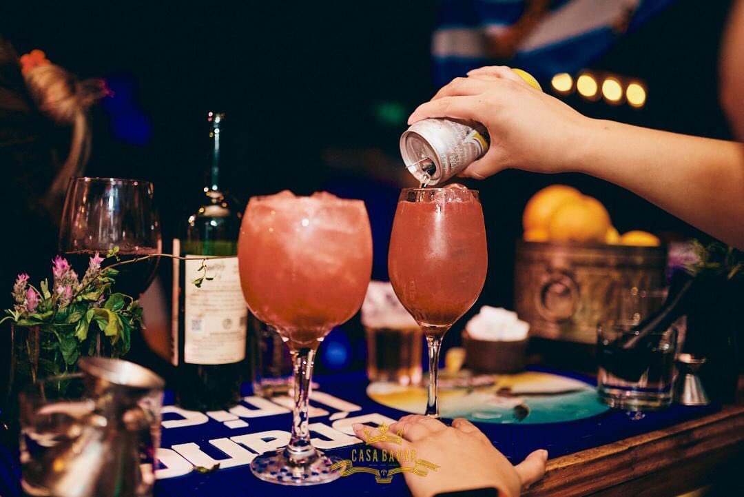 CasaBavra's tweet photo. Ambientación + música + colores en la coctelería = La mejor fórmula para una velada única ♥️ #CockteleriaPremium La casa vuelve este jueves desde las 16hs ¡Te esperamos! Horarios: de jueves a domingo desde las 16hs ⏳ #CasaBavra #CostaneraCorondina #AvenidaCostanera https://t.co/5b9R0cFJhS