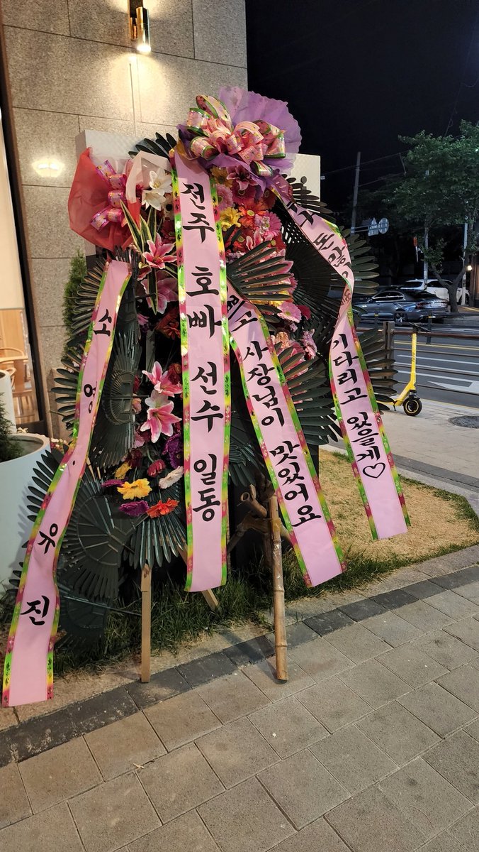 와우! 우리동네 가게 오픈인데 사장님이 멋진 분인듯요!