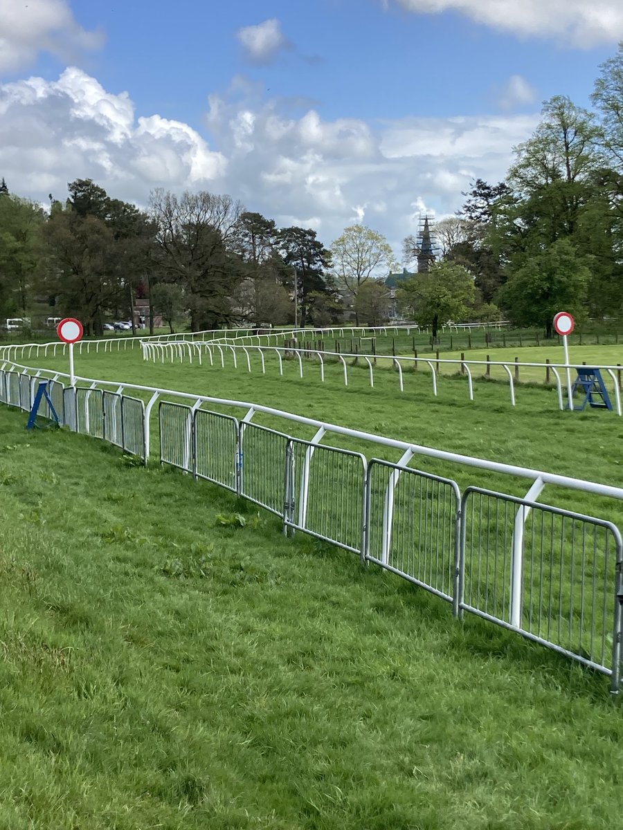 Dazjacob10's tweet photo. On my travels to ⁦@PerthRacecourse⁩ and strolled across this pretty called flapping track ⁦@LANGHOLMHRA⁩ #scotland https://t.co/9x068ch0GB