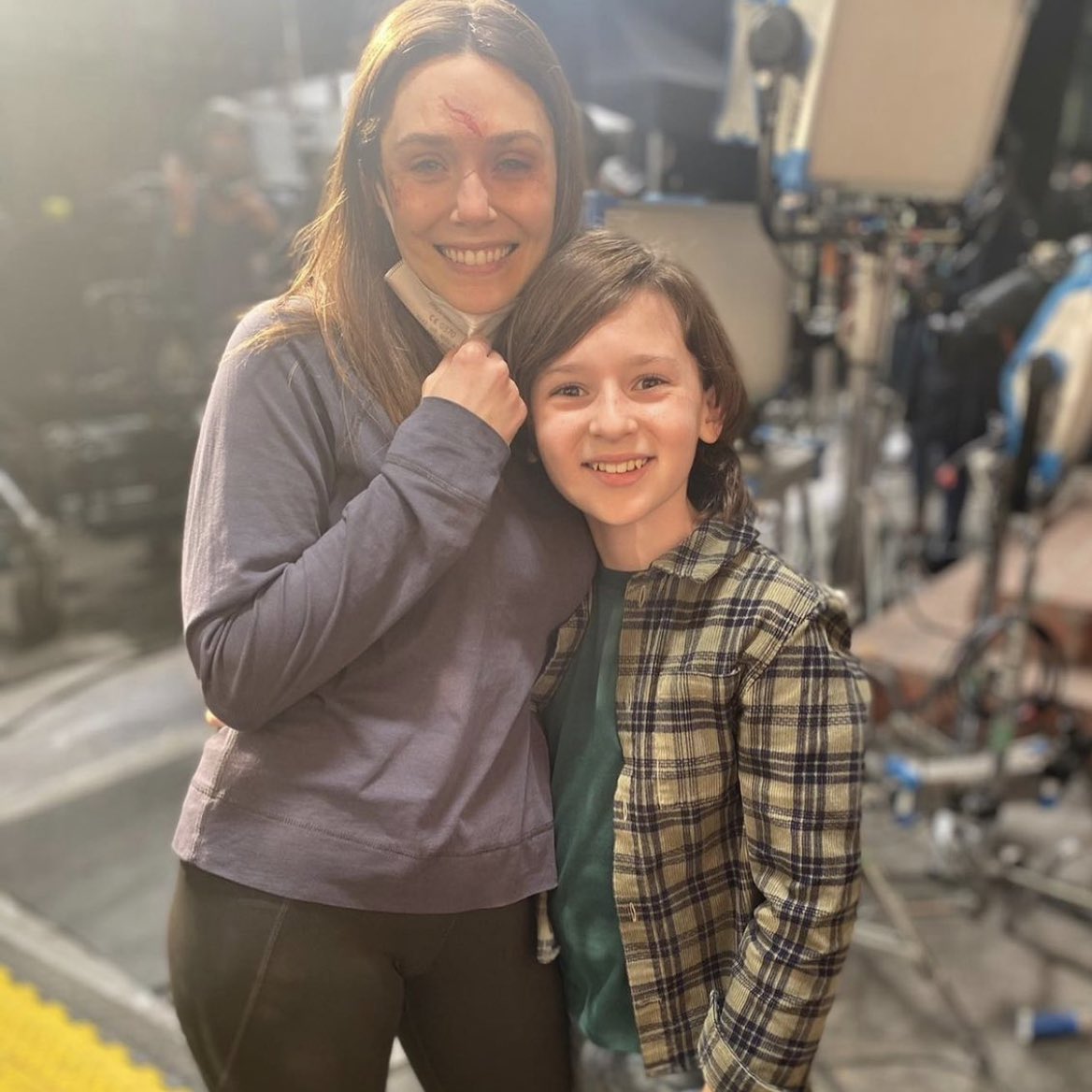 itsjustanx's tweet photo. Elizabeth Olsen with the Minimoffs behind the scenes of #MultiverseOfMadness #ScarletWitch https://t.co/cmaAwH5xbR
