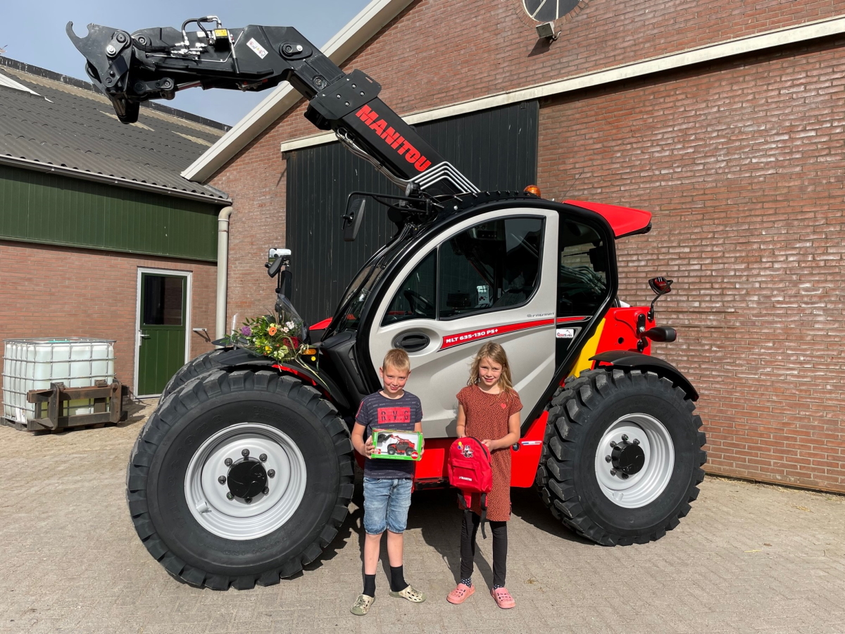 vmsverreiker's tweet photo. Vorige week deze nieuwe @Manitou verreiker afgeleverd bij Mts. Lekkerkerker. Peter en Nelleke hebben hun trouwe MLT 634 omgeruild voor deze MLT 635-130 PS+ en zo te zien zijn hun beide kinderen er ook heel blij mee. Bedankt voor de order en veel werkplezier gewenst! https://t.co/1lsd0Vhg1L