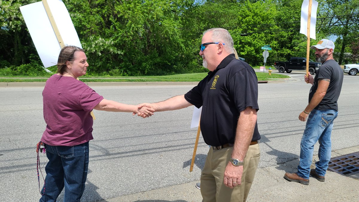 Teamsters89's tweet photo. PRESIDENT THOMPSON VISITS FIRE KING PICKET LINE

Yesterday, during the first day of the Fire King Unfair Labor Practice Strike, Local 89 President Avral Thompson visited members on the picket line. Members were energized by the visit, and are determined to stand together. https://t.co/SBaq71YtFA
