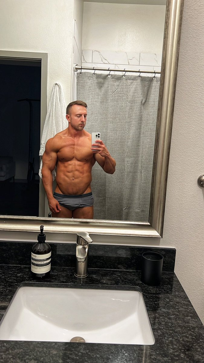 miles__alex's tweet photo. Woke up this morning ready to win 🏆 #goodmorning #grind #fitness https://t.co/AAAaB7OviB