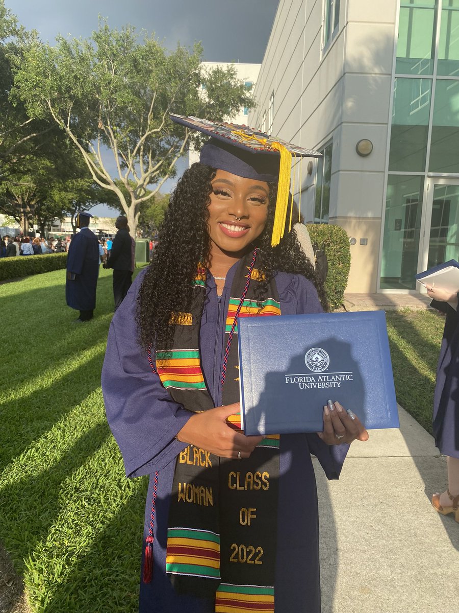 qveen_nece's tweet image. Officially A College Grad 🎉🎓🔵⚪️🔴 🦉 #fau #firstgenstudent