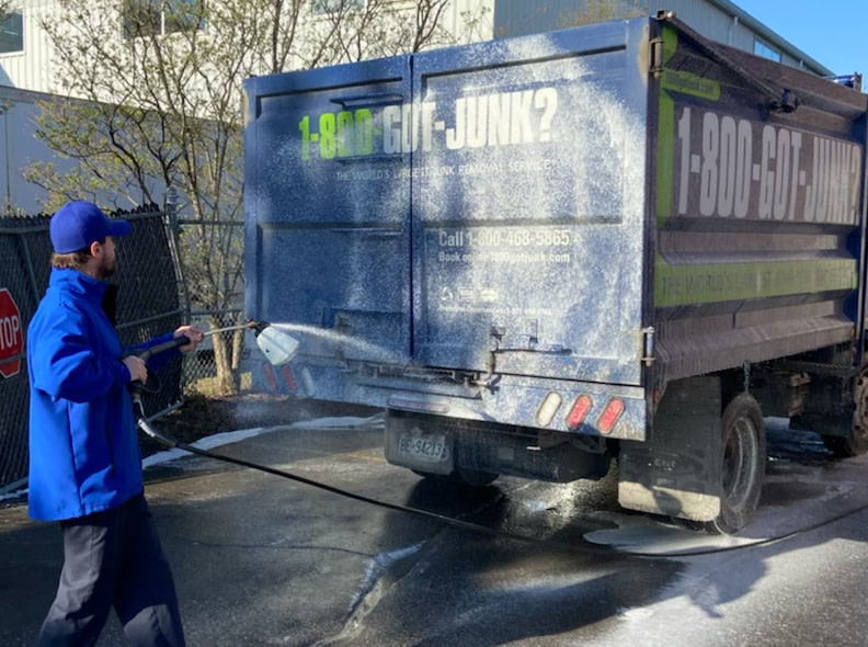 1800GOTJUNKOTT's tweet image. Fleet maintenance is at the top of our priority list and that includes making sure that our trucks look clean and shiny before they leave the office every morning. Here is Joel getting his truck ready for the day. We look forward to seeing you soon!

#junkremoval #gotjunk #pros