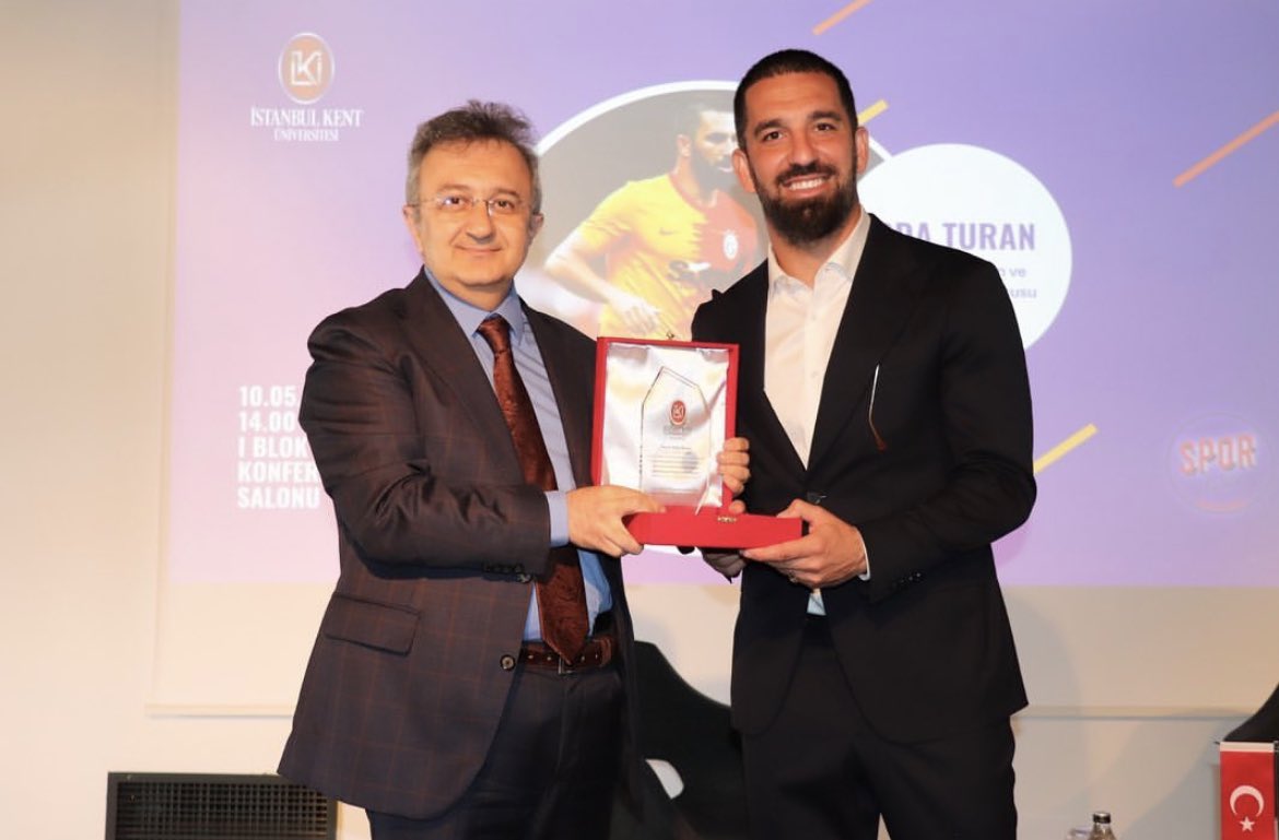 Arda Turan, İstanbul Kent Üniversitesi tarafından 2022 yılının en sevilen ve en örnek alınan futbolcusu seçildi.