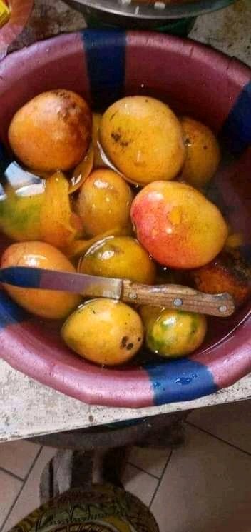 Cryptobuddiee's tweet photo. #JAMB #Another12 #ASUU #WhatsApp 
Saw this post(images) of how to prepare Mango porridge...omorr it looks weird😂😩😩👇👇👇
Check Thread 🧵.... https://t.co/SN2pIYXKmu