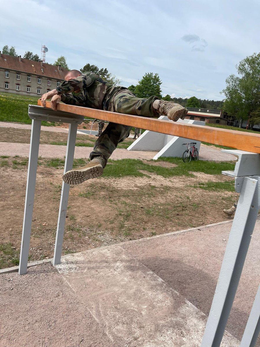 40RA_Officiel's tweet image. 500 mètres, 20 obstacles, #NosJeunesOPS s’entraînent au #CFIM de la @2brigadeblindee à Biche. Sur le parcours d’obstacles, il faut du physique, un gros mental et un maximum de technique pour enchaîner en restant le plus lucide possible. Pas évident, le cardio monte très fort…👊