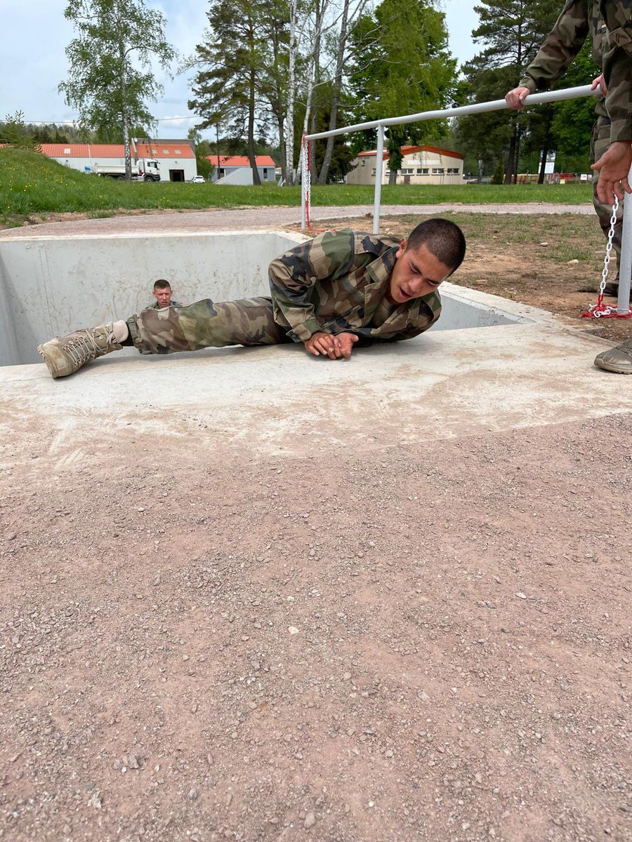 40RA_Officiel's tweet image. 500 mètres, 20 obstacles, #NosJeunesOPS s’entraînent au #CFIM de la @2brigadeblindee à Biche. Sur le parcours d’obstacles, il faut du physique, un gros mental et un maximum de technique pour enchaîner en restant le plus lucide possible. Pas évident, le cardio monte très fort…👊