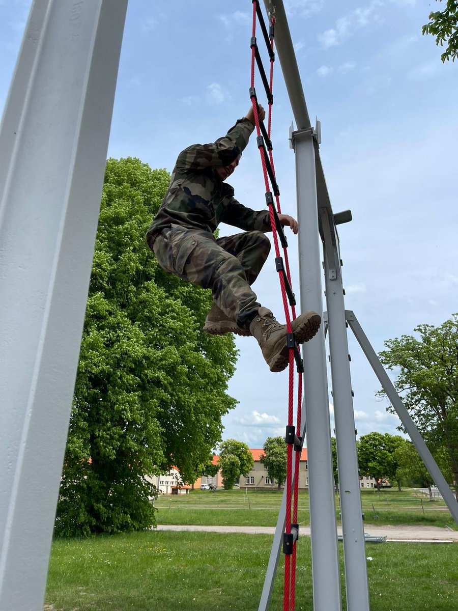40RA_Officiel's tweet image. 500 mètres, 20 obstacles, #NosJeunesOPS s’entraînent au #CFIM de la @2brigadeblindee à Biche. Sur le parcours d’obstacles, il faut du physique, un gros mental et un maximum de technique pour enchaîner en restant le plus lucide possible. Pas évident, le cardio monte très fort…👊