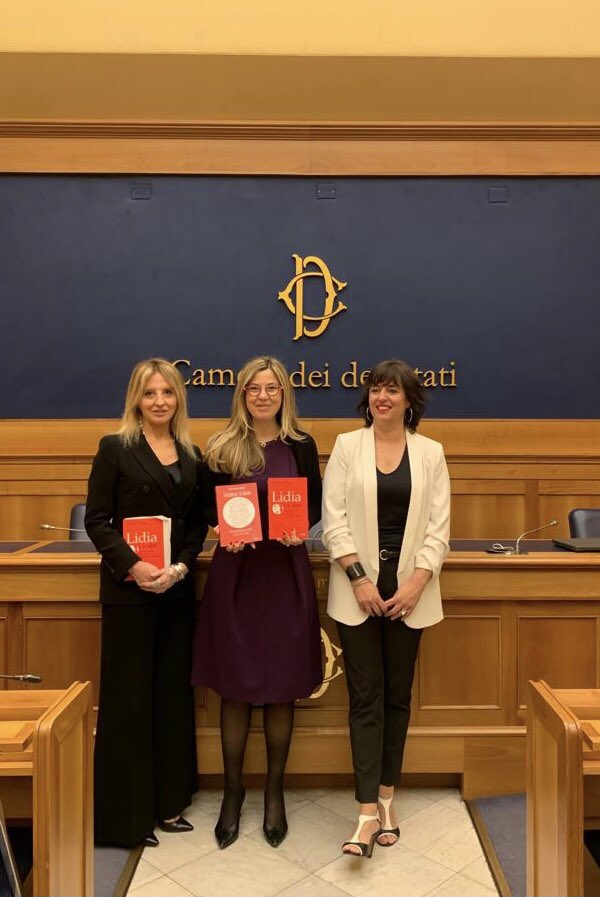 viale_chiara's tweet photo. Il #miolibro nella #salastampa della Camera dei Deputati @Montecitorio! Grazie alla bravissima On. @McGadda, alla presidente del @FDMeritocrazia @MCOriglia e all’On. @roberto_pella.
.
@EdizioniGuerini @LunaOrlandoG @benniann3 @PierluigiBattis @minGiustizia @elenabonetti https://t.co/Rjz8233T8o