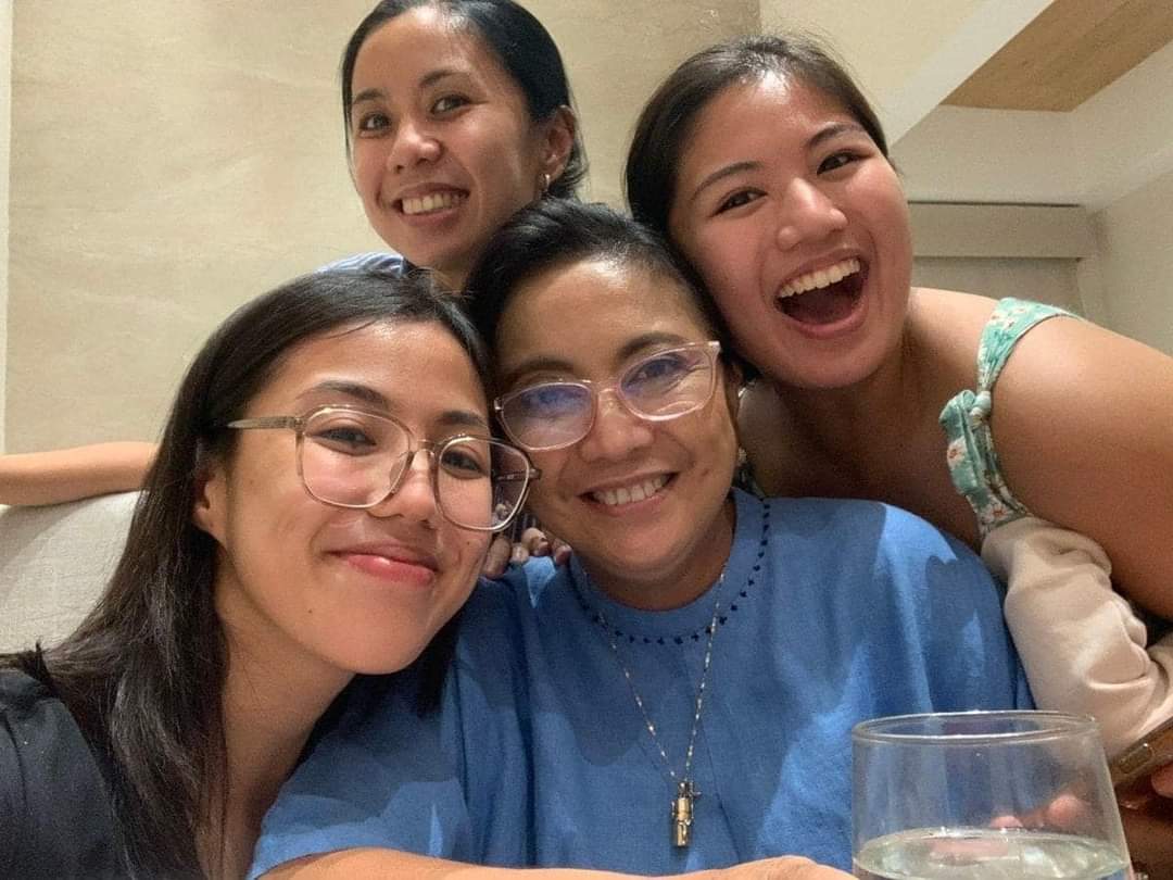 LaraMerj's tweet photo. Nakakaiyak ang pagiging consistent role model mo VP #Leni. Piliin din nating maging masaya kahit nakaka bother ang final results just like VP leni and her daughters. Mukha ng walang panghihinayang kasi alam na patas na lumaban. You won in our hearts and forever ❤ https://t.co/npkekM0kEw