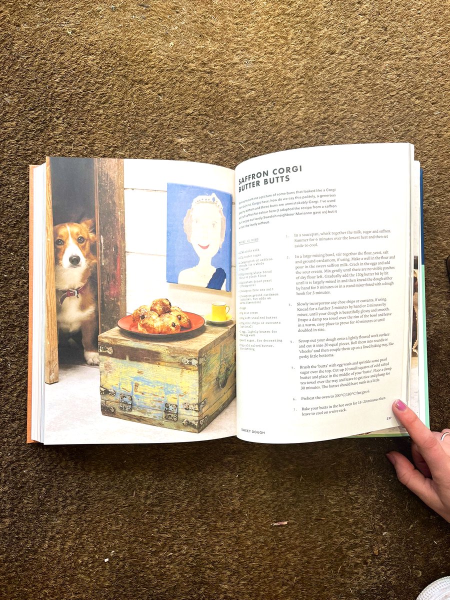 BookaBookshop's tweet photo. Prin is a big fan of Breadsong, in particular a certain Corgi inside.. 😍 

#breadsong #bookabookofthemonth #bookabookshop #CorgiCrew #Corgi https://t.co/EbdxdE30mu