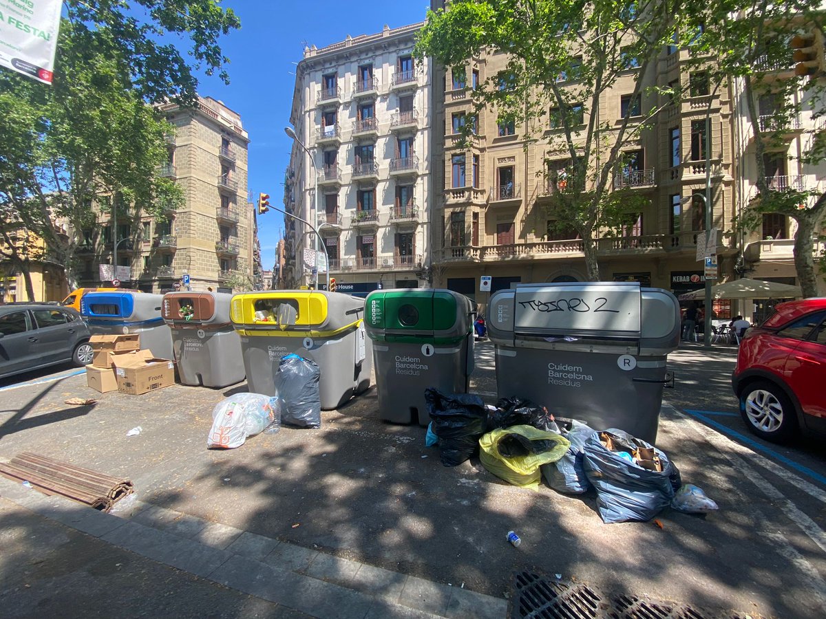 SergiTorresM's tweet photo. Ronda Sant Antoni avui a les 15h. 

La situació de brutícia permanent que pateix la ciutat de #Barcelona es insostenible.

Senyor @paugv87, faci el favor de fer la seva tasca com a Regidor de l'#Eixample i solucioni això. https://t.co/Ss0RBzOOiV