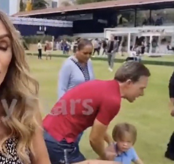 intensanahi's tweet photo. Eu passo mal com cara do Emi toda vez que Anahí tá perto dele mas não com ele 😂😂 
eu digo lenda e vocês: Emiliano https://t.co/WL6CX2e3x4