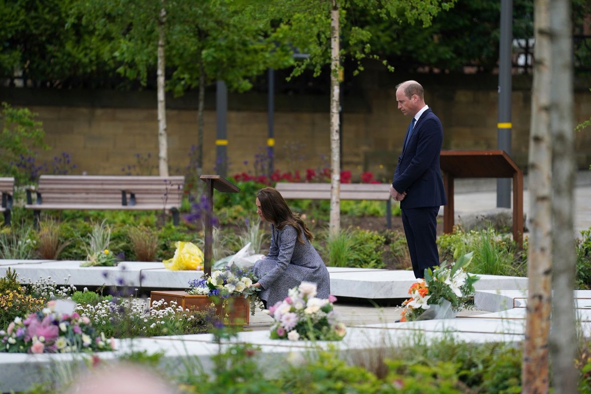kates_rangers's tweet photo. The Duchess of Cambridge laying flowers at the launch of the Glade of Light Memorial garden ❤️ https://t.co/CdiX2ydUP0