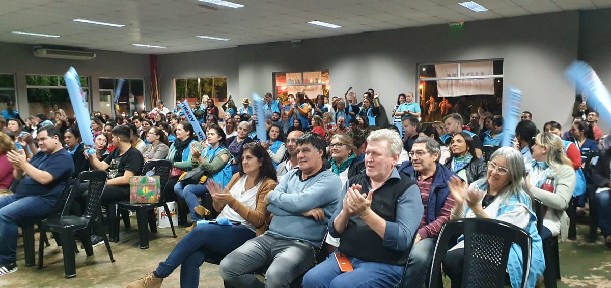 ADOMIS_Misiones's tweet photo. "Son tiempos complejos y hoy más que nunca la sociedad nos exige coherencia a los docentes a la hora de pedir y como pedir, y entendemos que el diálogo y construcción de consensos es el camino" @grillo141 en presentación candidatos CD y delegados p/depto. Eldorado de la #Lista2 https://t.co/7twKo8w21B