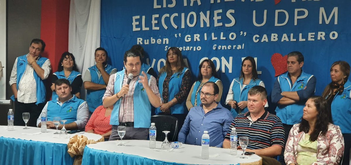 ADOMIS_Misiones's tweet photo. "Son tiempos complejos y hoy más que nunca la sociedad nos exige coherencia a los docentes a la hora de pedir y como pedir, y entendemos que el diálogo y construcción de consensos es el camino" @grillo141 en presentación candidatos CD y delegados p/depto. Eldorado de la #Lista2 https://t.co/7twKo8w21B