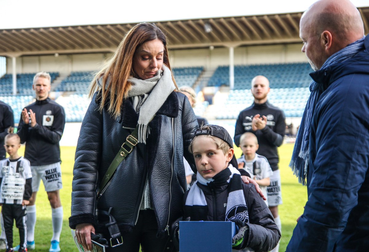 TPS-legenda Kim Suominen on valittu postuumisti <a href="/SPL_Lantinen/">SPL Läntinen</a> Vuoden nuorten valmentajaksi 2021.

Palkinnon vastaanottivat Kimin rakkaimmat, hänen poikansa Casper ja leskensä Linda. Yleisö kunnioitti legendan arvokasta työtä seisaallaan taputtaen🖤🤍

📸<a href="/Tiina_P/">Tiina Pirilä</a>  
#FCTPS #Ykkönen