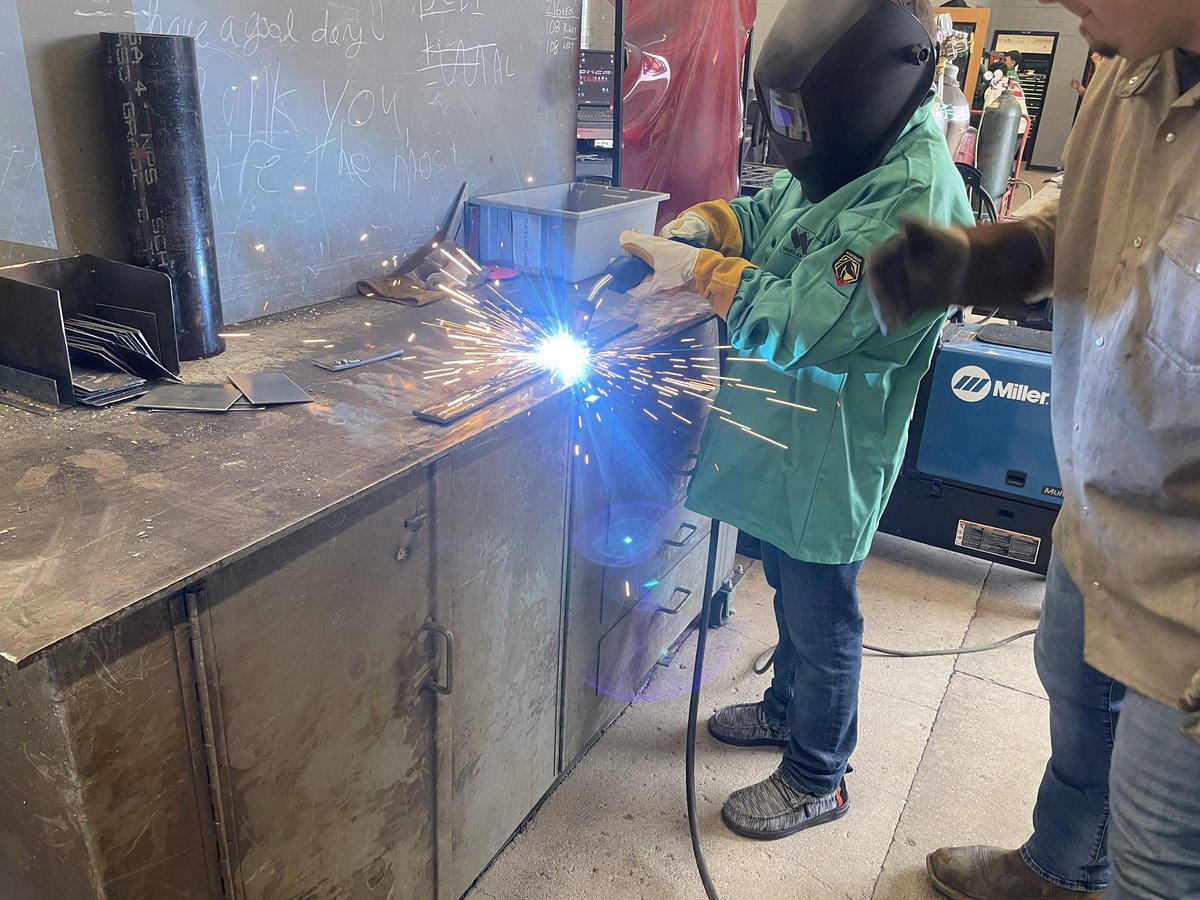MrHowettSci's tweet photo. And we have some welders. @BeckyDenzer @brbarkey @BraddockTodd #WACC https://t.co/NT1wBfcmCv
