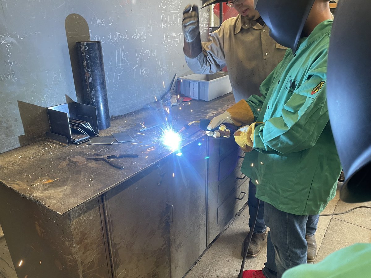 MrHowettSci's tweet photo. And we have some welders. @BeckyDenzer @brbarkey @BraddockTodd #WACC https://t.co/NT1wBfcmCv