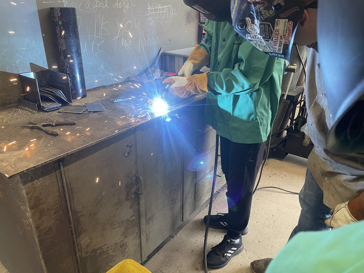 MrHowettSci's tweet photo. And we have some welders. @BeckyDenzer @brbarkey @BraddockTodd #WACC https://t.co/NT1wBfcmCv