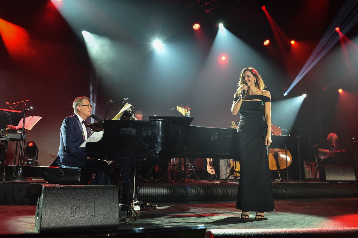 rockitpromo's tweet photo. This very special evening featured performances by current and past Broadway musical leads such as Leslie Odom, Jr., Loren Allred, Tony Vincent, Erich Bergen, Jessica Vosk and of course David Foster and Katharine McPhee Foster. 💜

#ClientLove #DFFANightOnBroadway https://t.co/rD77K40JBf