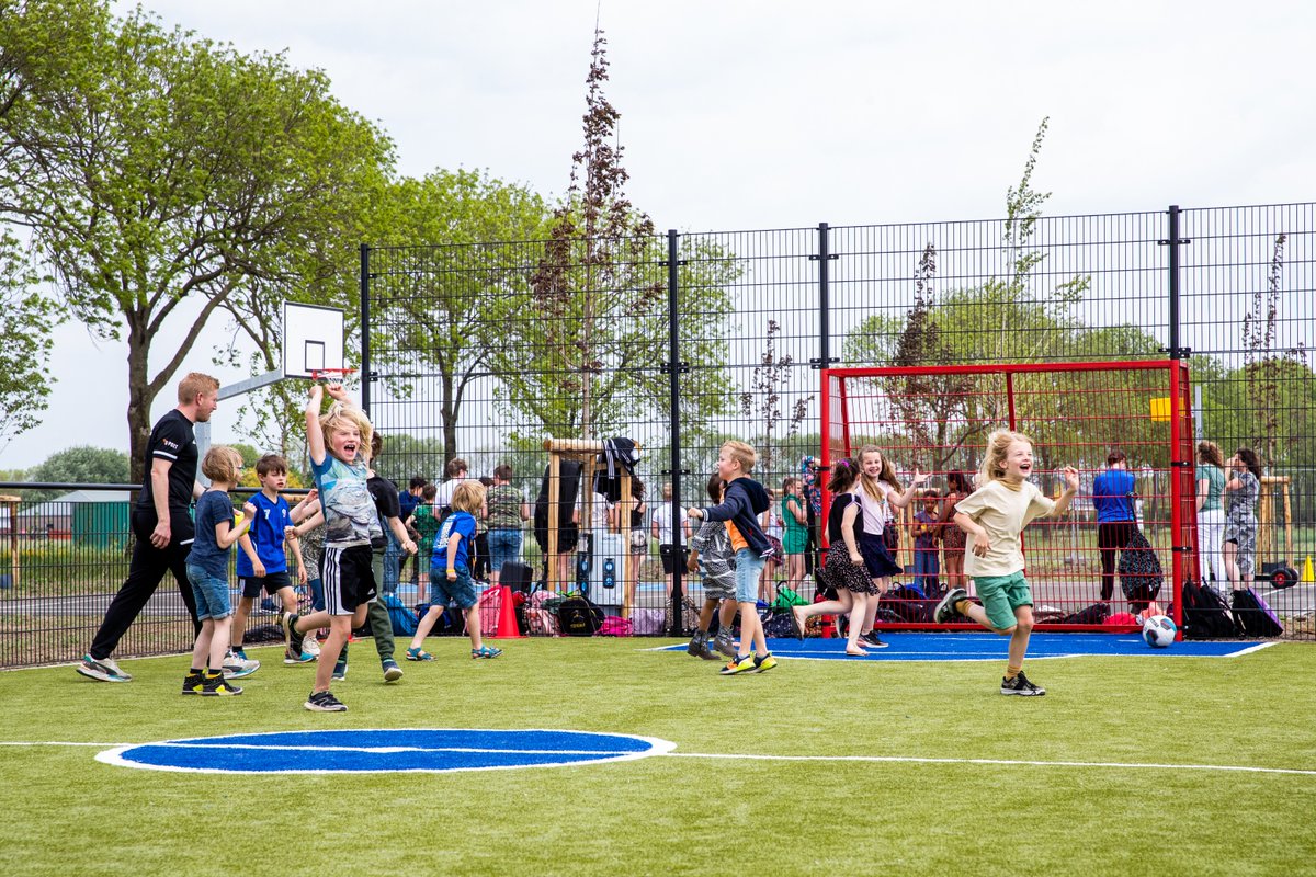 shertogenbosch's tweet photo. Lekker in beweging! 🏀 Vandaag openden we met meer dan 100 kinderen van @c_aandelanen de gloednieuwe sportvoorzieningen in de #Parkzone 🌳 @GrooteW, @RoyGeers, @SPORT073. Lees meer 👉 https://t.co/VdTyLFhlCw https://t.co/K74v0CJYGA