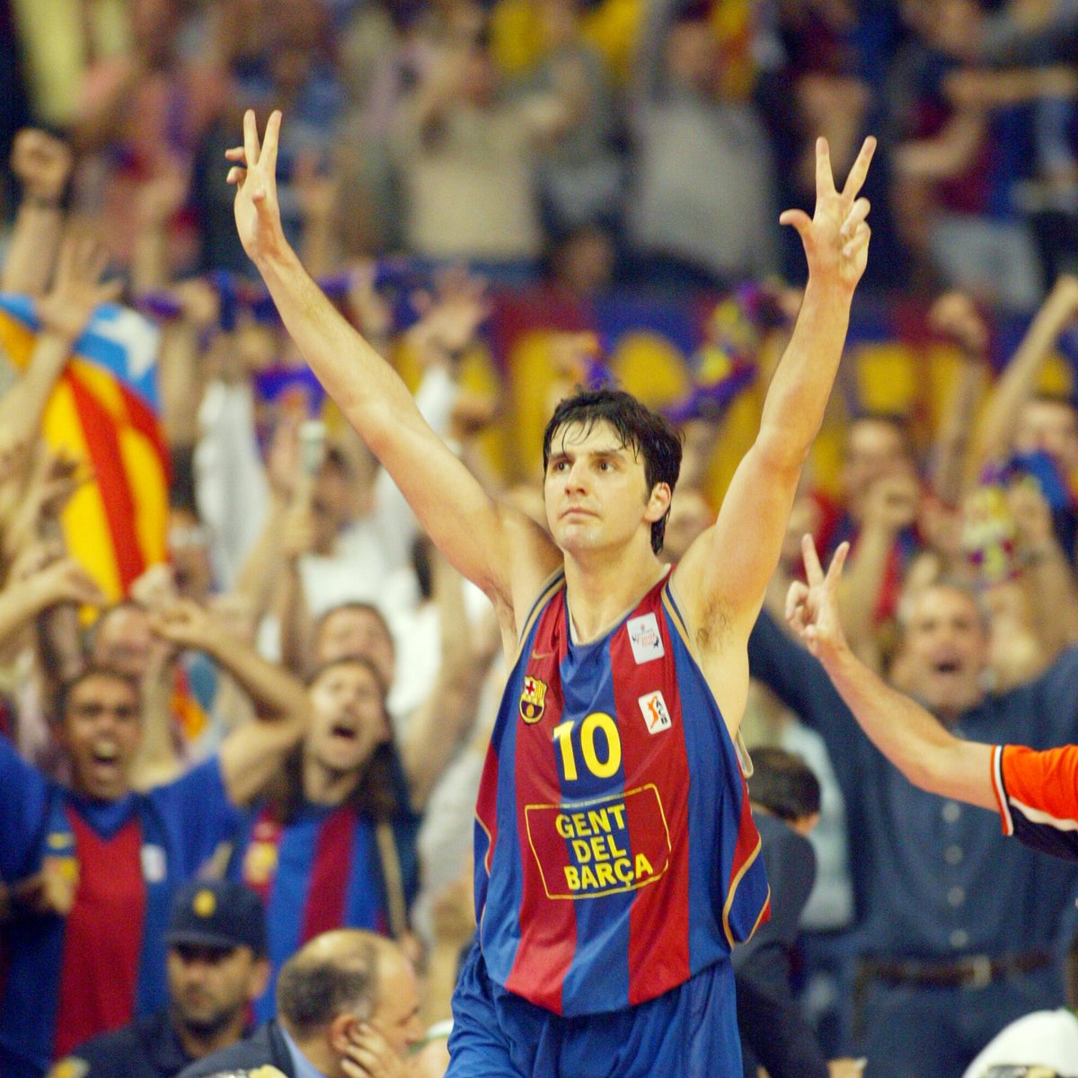 FCBbasket's tweet photo. 🏆 Avui fa 19 anys que es va complir el somni de moltes generacions de bàsquet blaugrana

😍Celebrem els 19 anys de l'@EuroLeague del 2003! https://t.co/4n45XadYWo