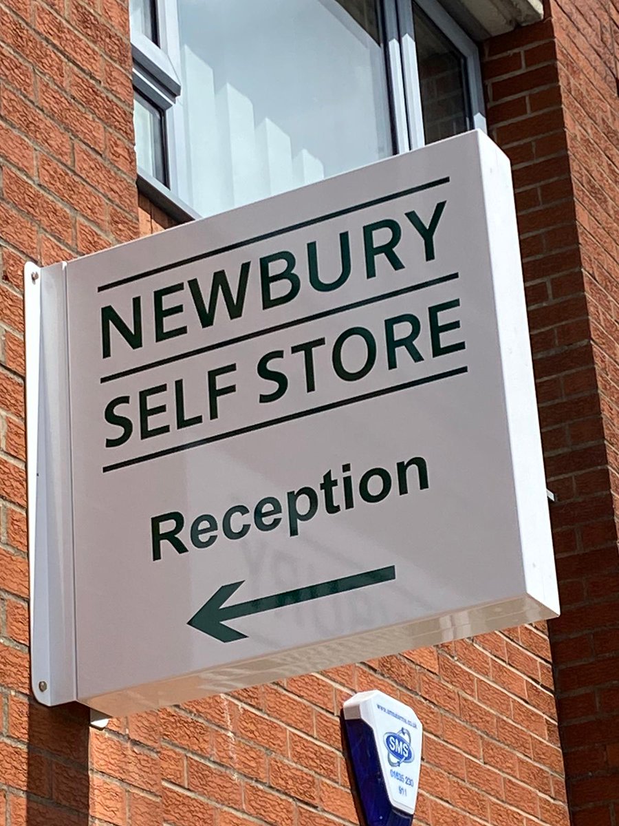 Installed this striking projecting sign this morning to enhance Newbury Self Stores roadside awareness
#commercialsigns #newbury #berkshire