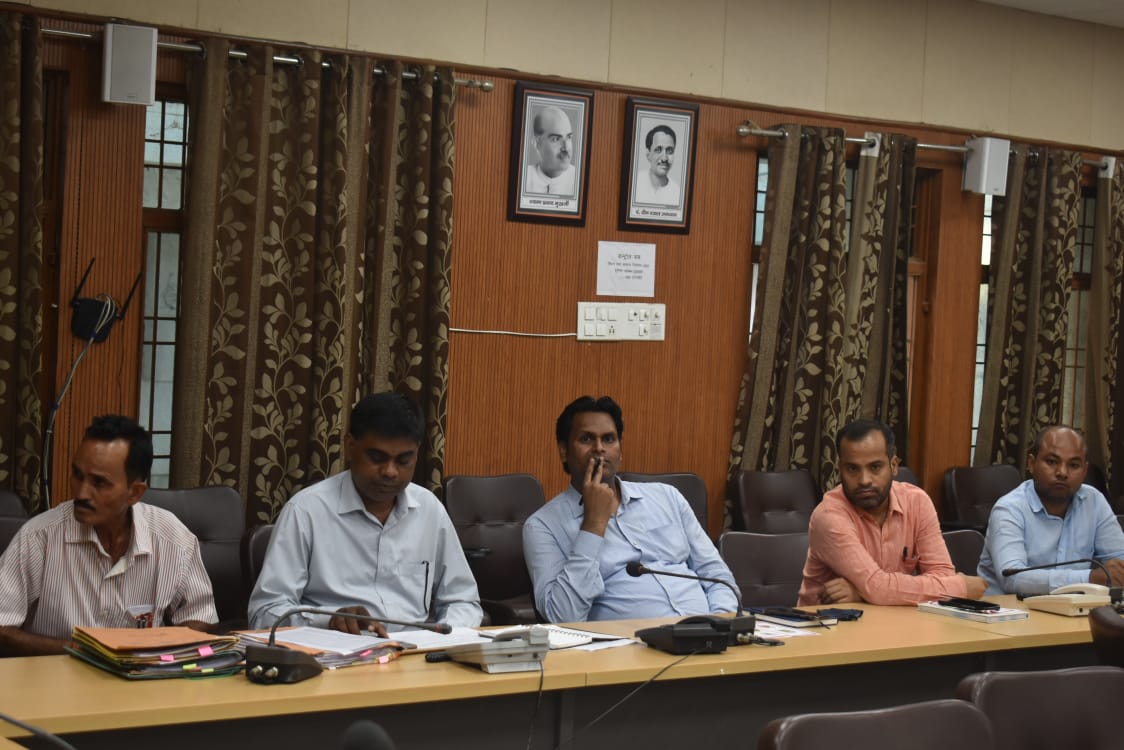 dmsid1's tweet photo. प्रधानमंत्री स्वनिधि योजना के संबध में बैठक @dmsid1 श्री संजीव रंजन की अध्यक्षता में कलेक्ट्रेट सभागार में सम्पन्न हुई। @CMOfficeUP @UPGovt @InfoDeptUP https://t.co/X6NsW4E1MB