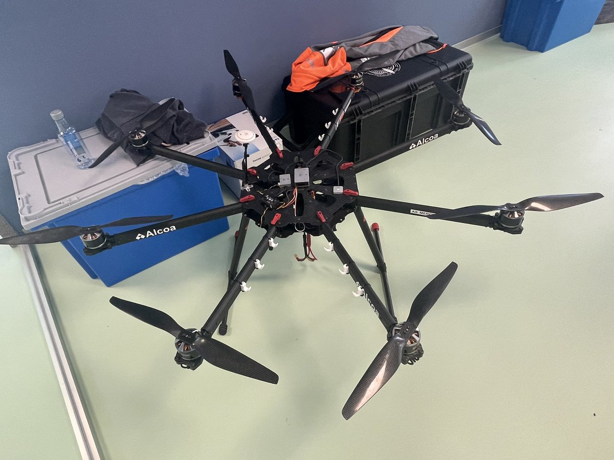 cfdezmunin's tweet photo. En mi salsa, taller de #drones en #DixInnova https://t.co/gaOgEsK2pP