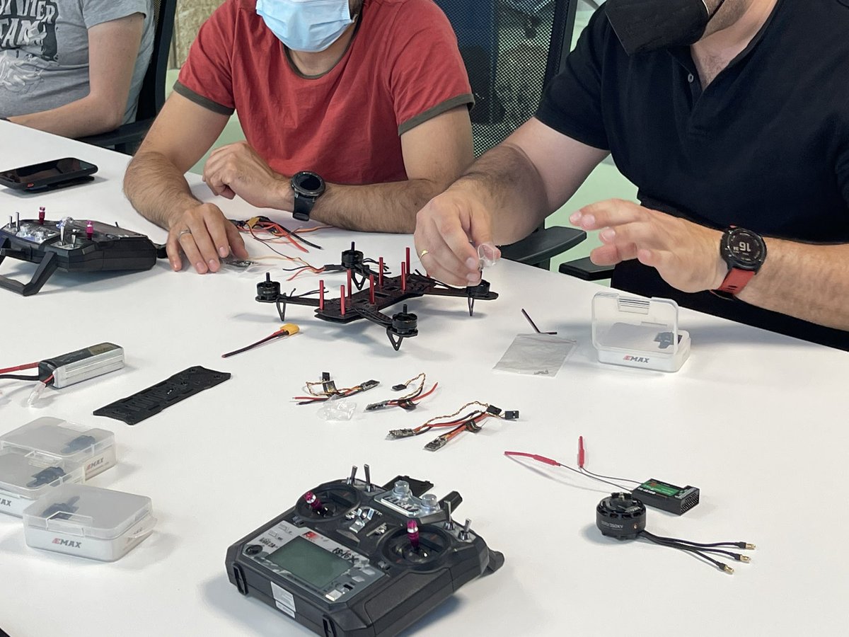cfdezmunin's tweet photo. En mi salsa, taller de #drones en #DixInnova https://t.co/gaOgEsK2pP