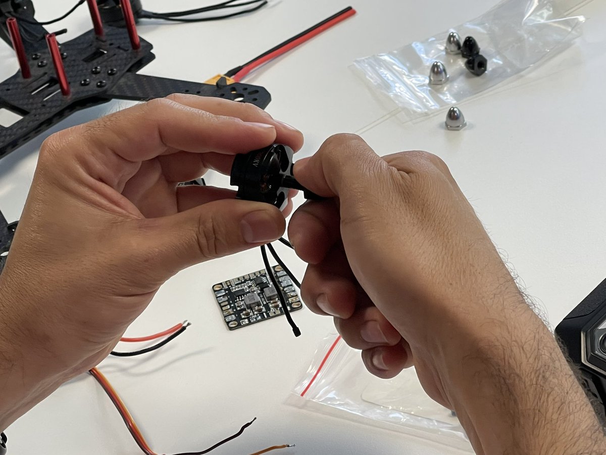 cfdezmunin's tweet photo. En mi salsa, taller de #drones en #DixInnova https://t.co/gaOgEsK2pP