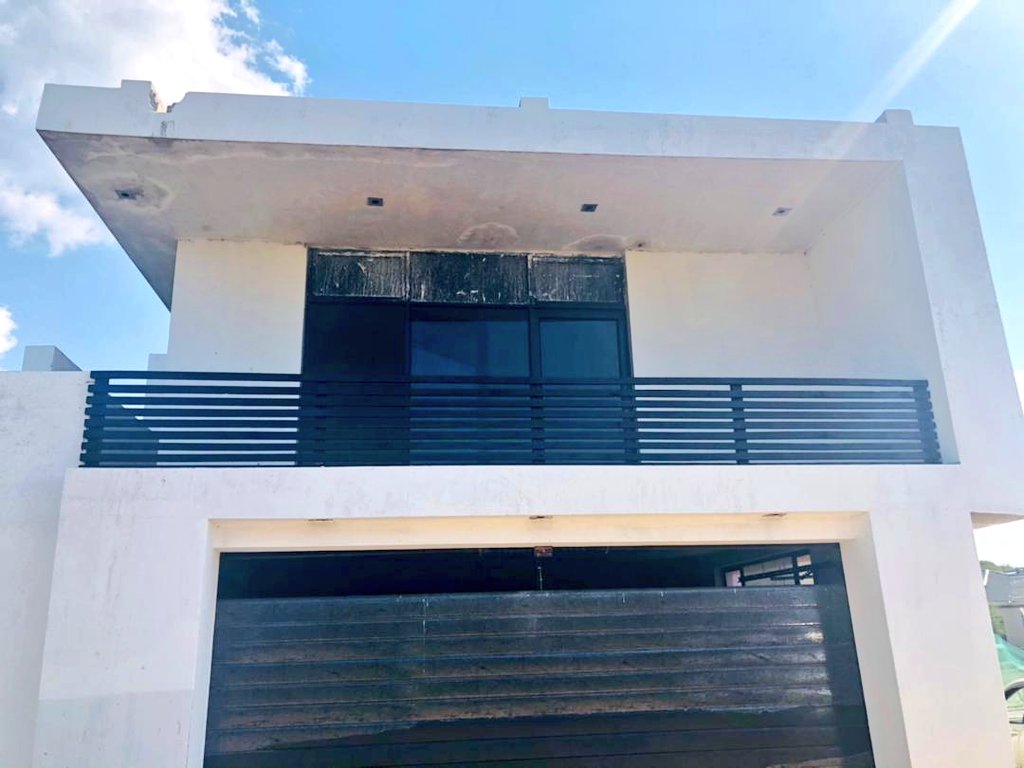 PLDMANUFACTURI1's tweet photo. Black Stained Wooden Balustrade installation done ✔
📍Peto Estate Phakalane 
Call or WhatsApp 74177517 for a quote. 

#PldDesigns #MANUFACTURING #quality #YouDecideWeDesign #PushaBw #BrandBotswana https://t.co/9I3QWuXjvH