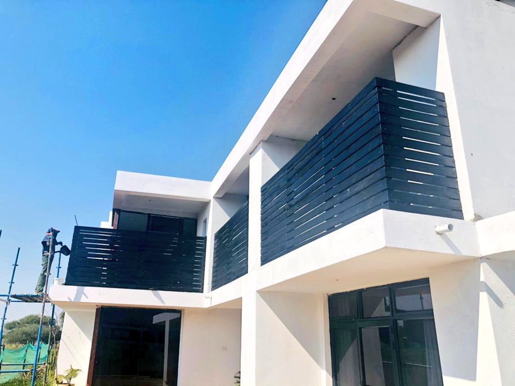 PLDMANUFACTURI1's tweet photo. Black Stained Wooden Balustrade installation done ✔
📍Peto Estate Phakalane 
Call or WhatsApp 74177517 for a quote. 

#PldDesigns #MANUFACTURING #quality #YouDecideWeDesign #PushaBw #BrandBotswana https://t.co/9I3QWuXjvH
