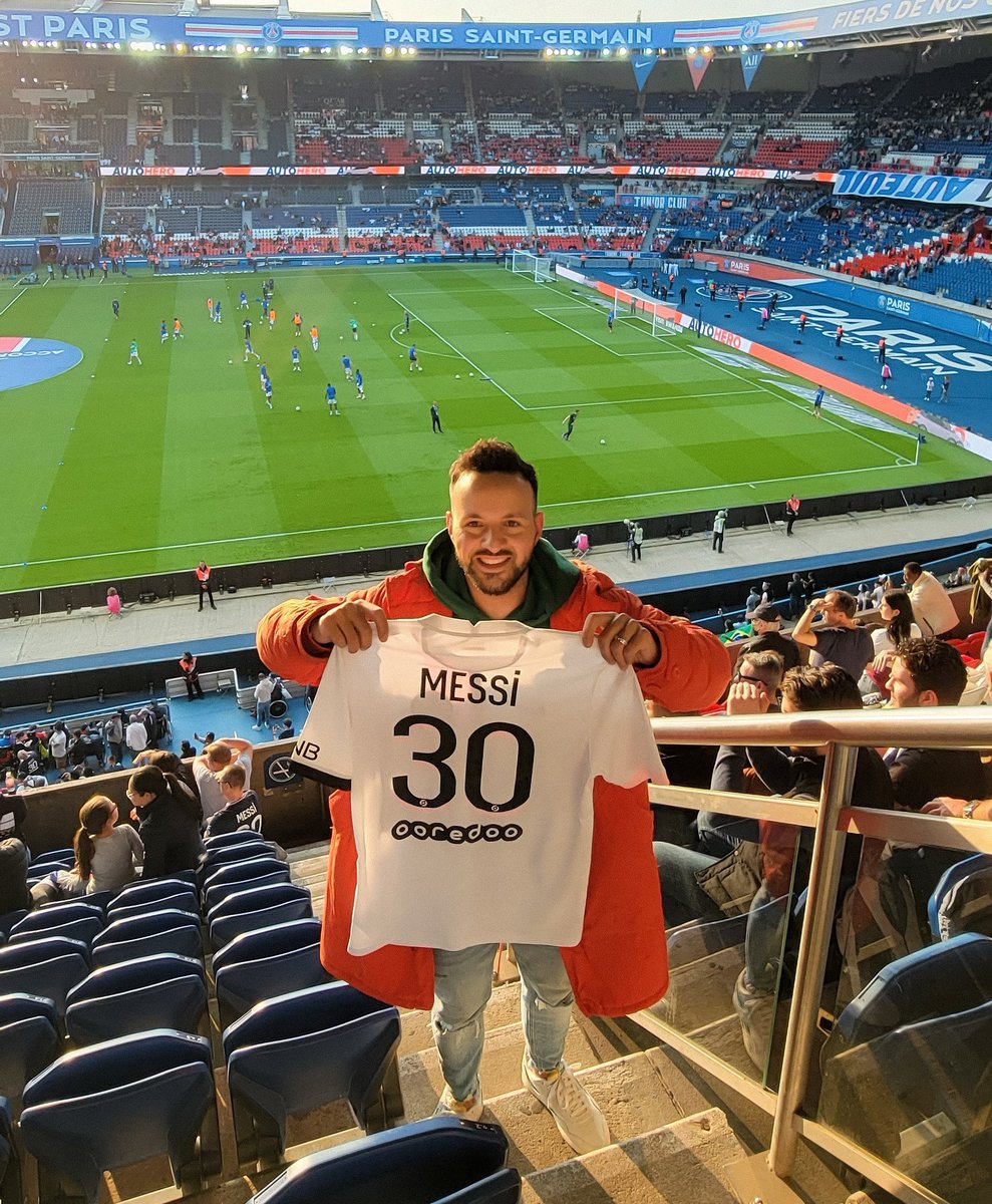 itsMikS's tweet photo. Just a happy kid that loves to travel and watch Football matches across the globe @PSG_English  #parissaintgerman #psg #messi #Mbappé #neymar #football https://t.co/pE9Umk6vYx