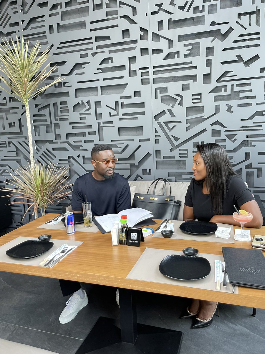 sarkodie's tweet photo. Business meeting to secure funds 💰💰💰SARKNATION keep me in your prayers We need Mrs. Tracy to release some bread 🙏🏿 https://t.co/q5rgZEarQi