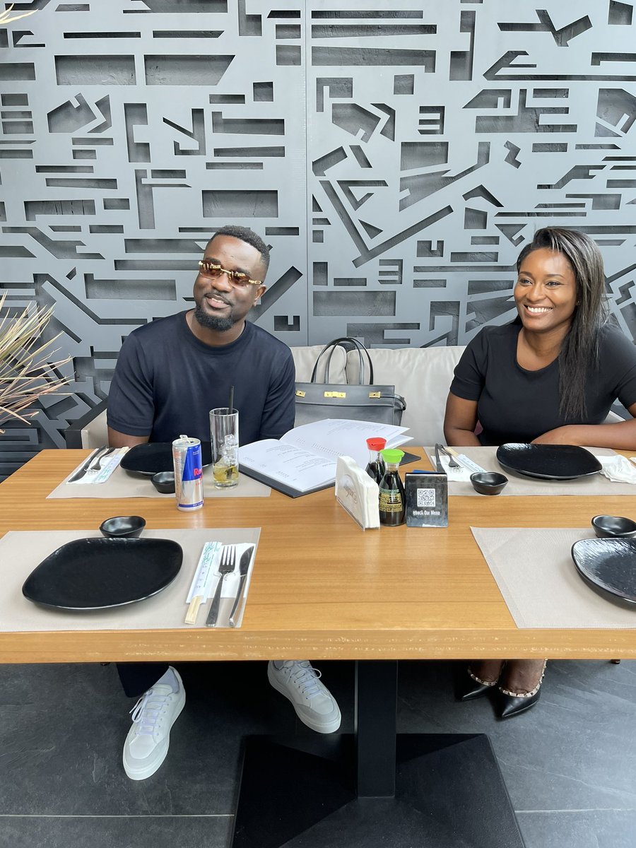 sarkodie's tweet photo. Business meeting to secure funds 💰💰💰SARKNATION keep me in your prayers We need Mrs. Tracy to release some bread 🙏🏿 https://t.co/q5rgZEarQi