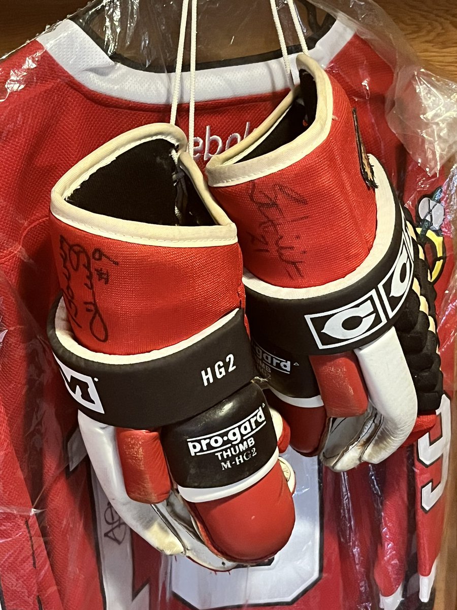 mjvena's tweet photo. @Blackhawk_Up Authentic @NHLBlackhawks @CCMHockey gloves signed by the late #Stosh Stan Mikita and Bobby Hull + the finale at the #ChicagoStadium @1800WestMadison @VintageHawks #Blackhawks https://t.co/T10ZUuWXUt