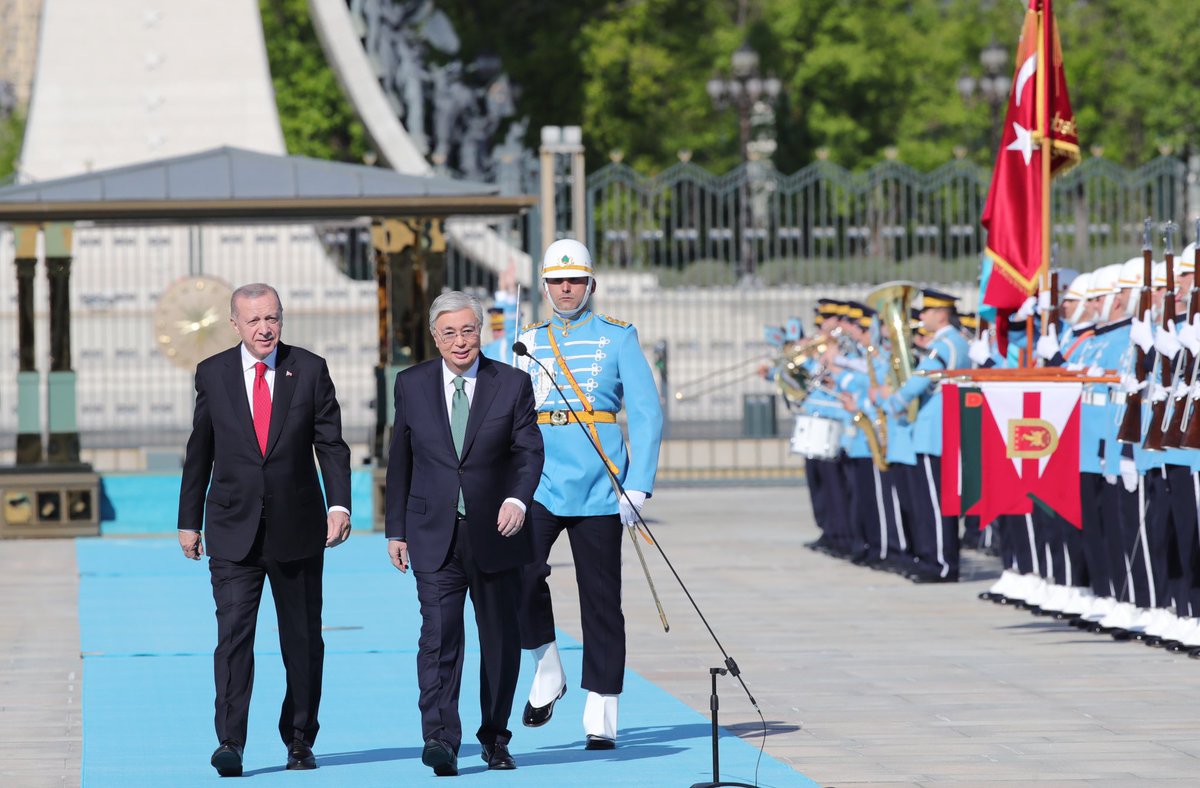 tcbestepe's tweet photo. Cumhurbaşkanı @RTErdogan, Türkiye’ye resmî ziyarette bulunan Kazakistan Cumhurbaşkanı Kasım Cömert Tokayev'i resmî törenle karşıladı. https://t.co/LLsrTrYCHj